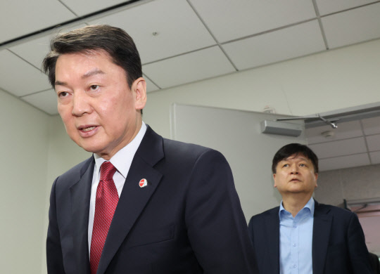 안철수(왼쪽) 국민의힘 대표 후보가 6일 국회 의원회관에서 대통령실의 전당대회 선거개입 관련 긴급기자회견을 하기 위해 입장하고 있다.<연합뉴스>